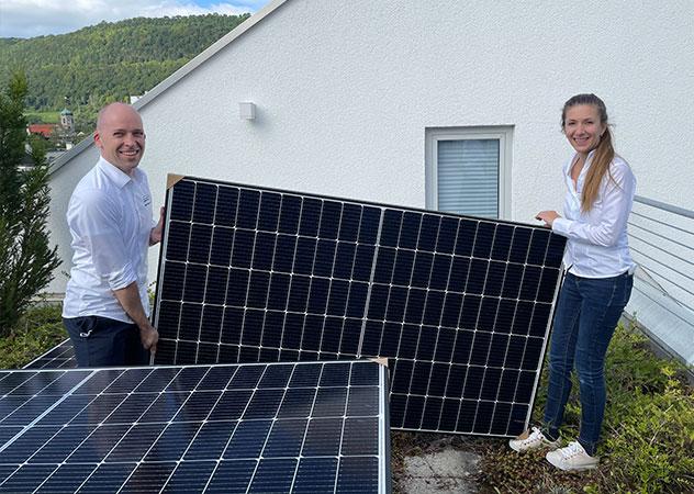 Marina-Iulia und Daniel Renz auf Ihrem Dach mit einer Photovoltaik-Anlage