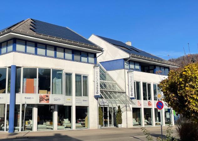 betten-scheel-photovoltaik-dach-team-klima Das Gebäude von Betten Scheel mit der Photovoltaik-Anlage auf dem Dach