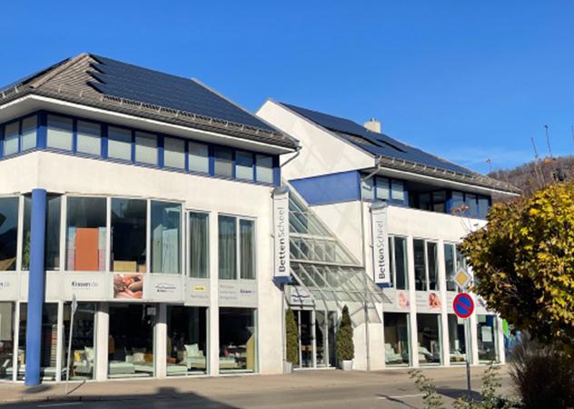 Das Gebäude von Betten Scheel mit der Photovoltaik-Anlage auf dem Dach