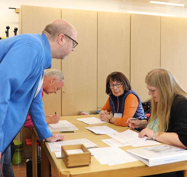 Anmeldung mitmacherei Zwei Personen stehen an der Anmeldung der mitmacherei