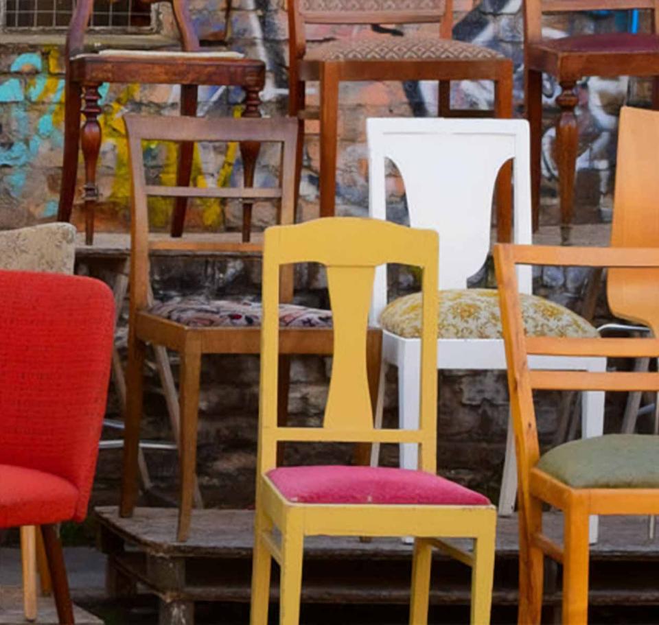 Viele alte Stühle aus verschiedenen Materialien mit bunten Farben