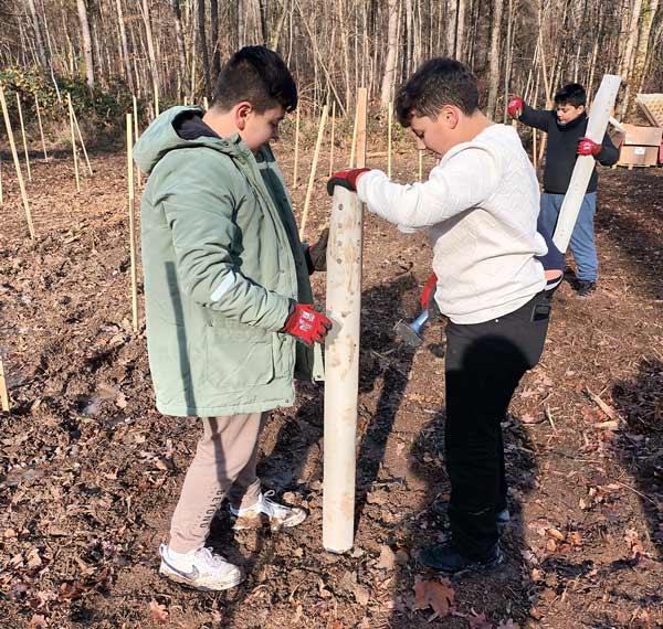 Klimaheldinnen und -helden beim Baumpflanzen im Wald im Landkreis Göppingen
