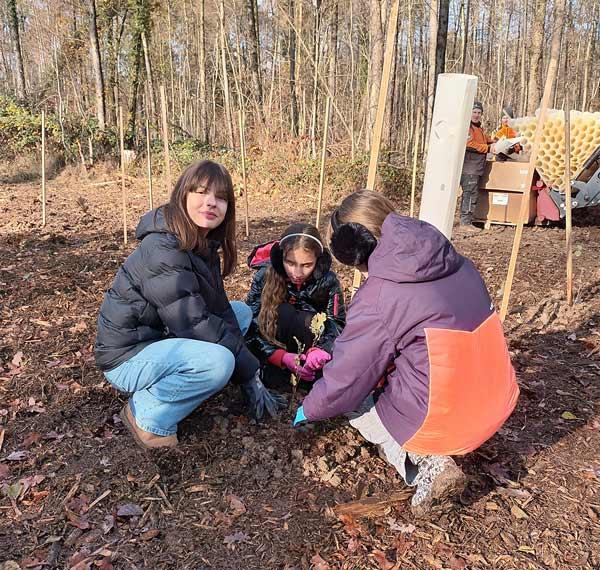 Klimaheldinnen und -helden beim Baumpflanzen im Wald im Landkreis Göppingen