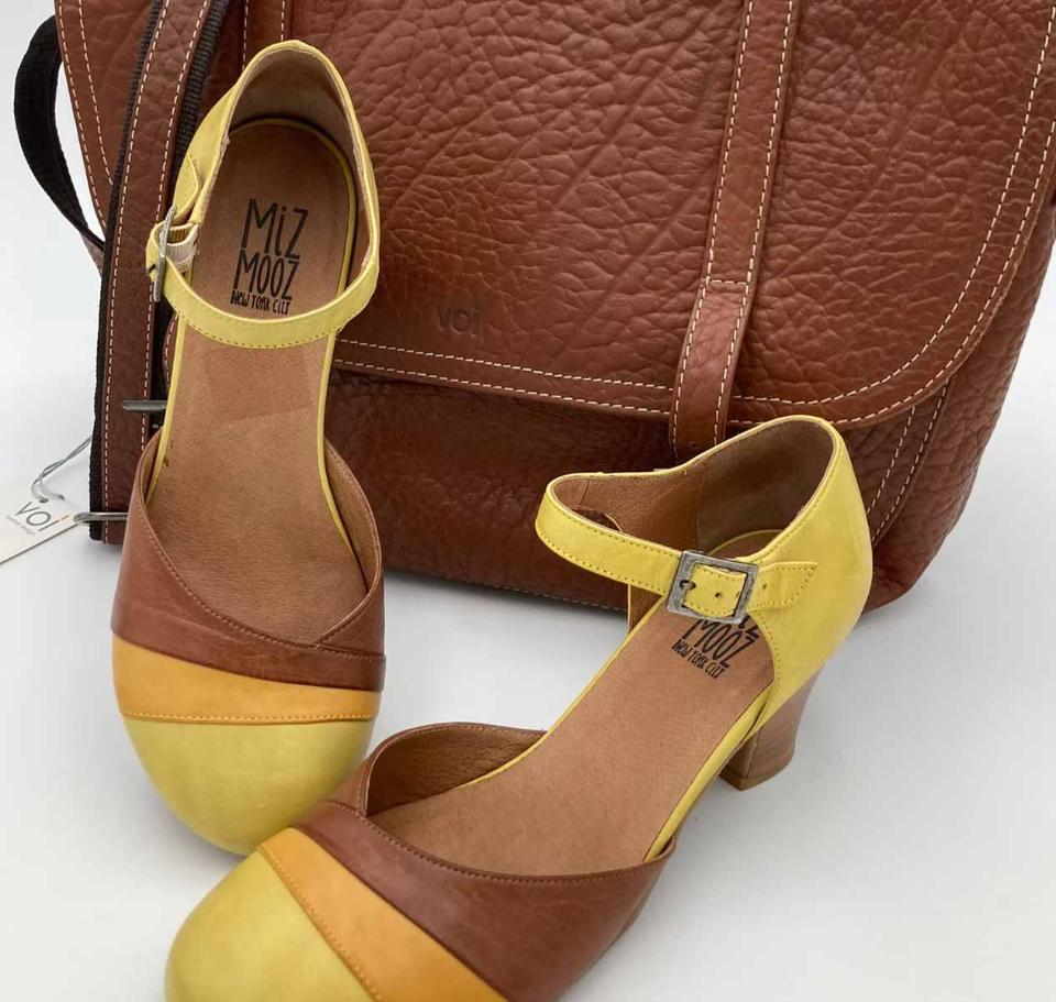 ein paar Damenschuhe und eine Handtasche – Secondhand – aus der Schatzkammer