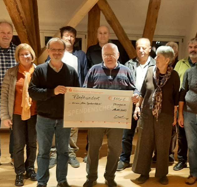 Das Team vom Repair-Café Uhingen bekommt einen Spendenscheck