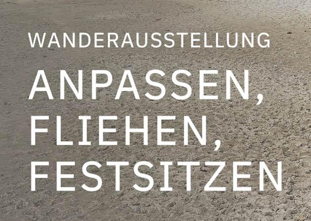 Titelbild der Wanderausstellung "Anpassen, fliehen, festsitzen". Weiße Schrift auf Wüstenboden.
