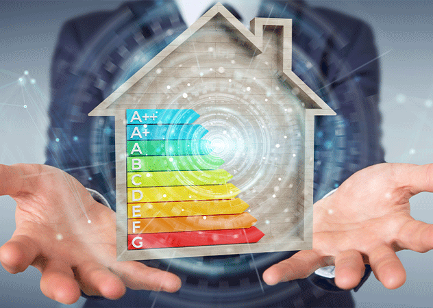 virtuelles Schaubild eines Hauses mit Energieffizienzskala © Adobestock/sdecoret