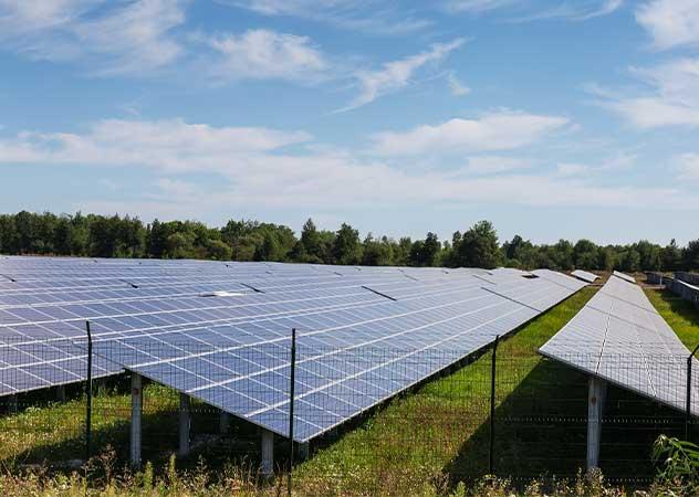 Photovoltaik Freiflächenanlage ©Adobestock – An-T