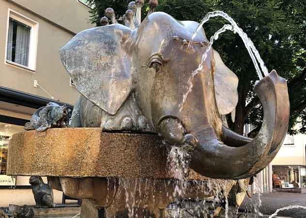 Forellenbrunnen der Stadt Geislingen (Elefant aus dessen Rüssel Wasser sprudelt) © Stadt Geislingen an der Steige