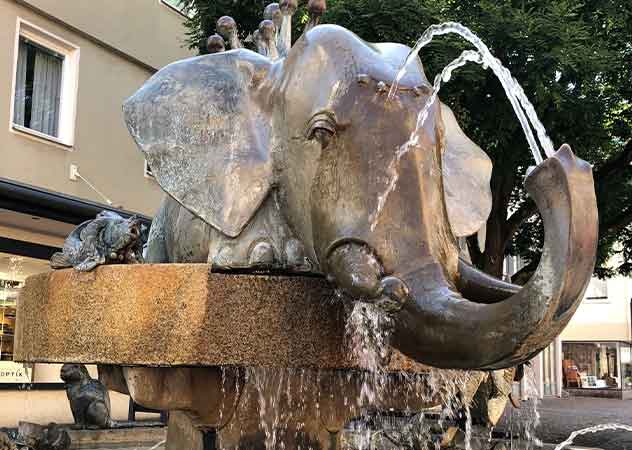 Forellenbrunnen der Stadt Geislingen (Elefant aus dessen Rüssel Wasser sprudelt) © Stadt Geislingen an der Steige