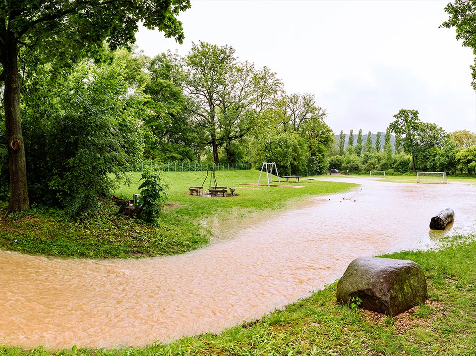 Überfluteter Bolzplatz