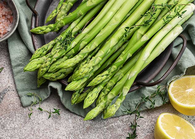Grüner Spargel mit aufgeschnittener Zitrone und Salz – Adobestock-Olena-Rudo
