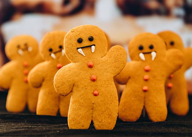 Pfefferkuchenmännchen mit Vampirzähnen – Adobestock Максим Галінский 