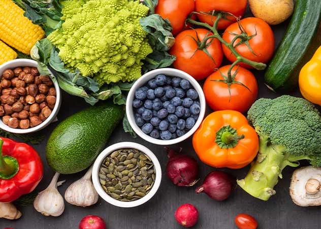 Frisches Gemüse, Beeren, Nüsse © Adobestock – Acronym