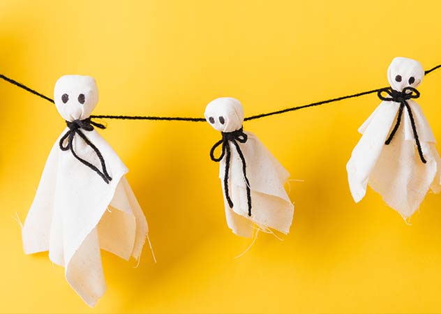 Geister-Girlande aus weißen Tüchern und einem schwarzen Wollfaden – Adobestock sorapop 