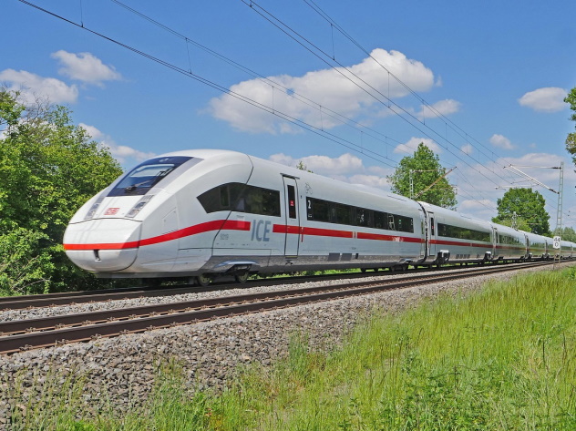 Intercity Express auf freier Strecke