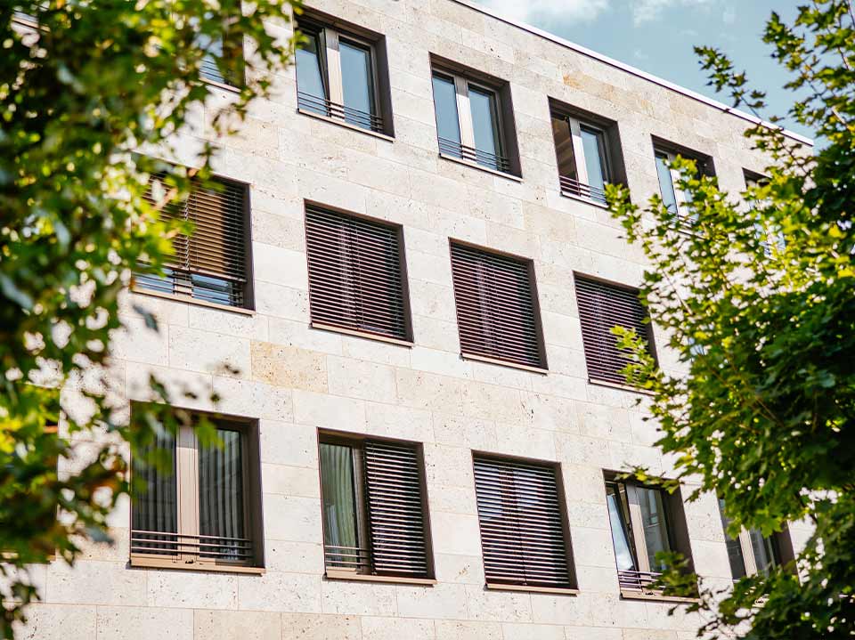 Außenfassade Landratsamt Göppingen mit Außenjalousien – © Fröhner Photography