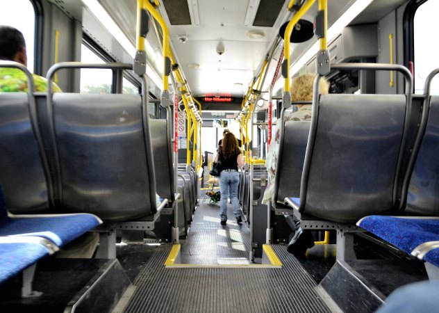 Öffentlicher Bus von innen