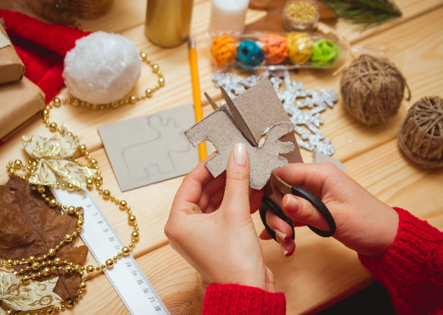 Geschenke selber machen © AdobeStock – perfectlab Geschenke basteln: Kordeln, alte Ketten, Hand mit Schere – Team Klima