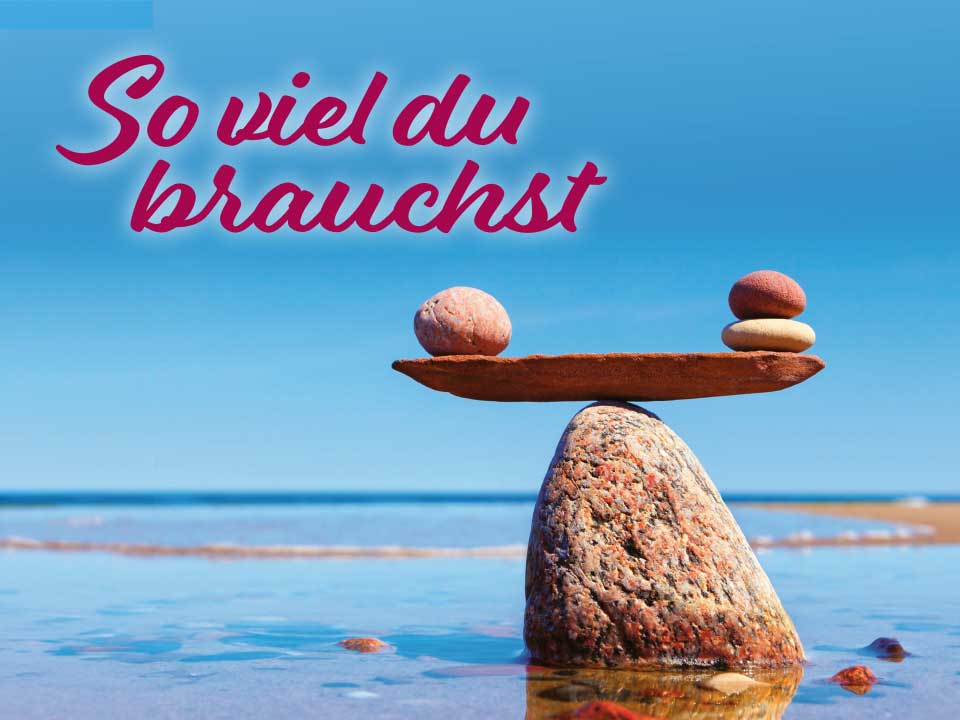 Klimafasten 2026 – So viel wie Du brauchst …Eine Waage am Meer gebaut aus Steinen –&nbsp;@Adobe.com Aleksandr Simonov