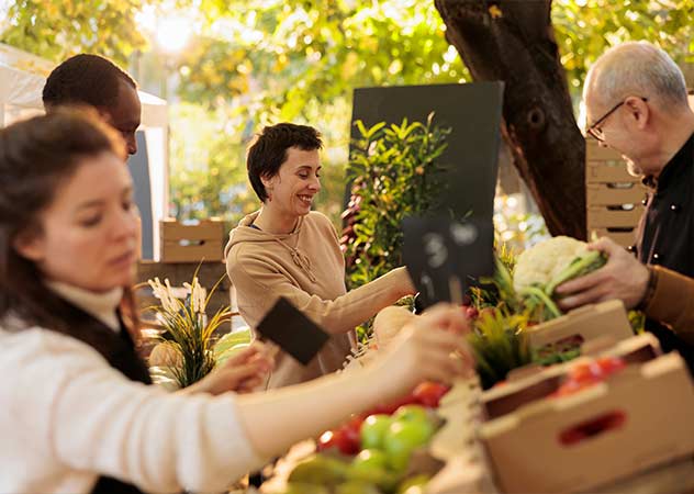 Frisches Obst und Gemüse einkaufen auf einem regionalen Markt © Adobestock –  DC Studio 