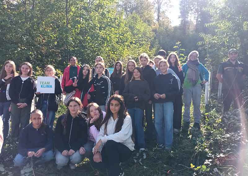 Waldschutzaktion Schiller-Realschule Schülerinnen und Schüler der Schiller-Realschule Süßen und Göppingen mit Astrid Geiger vom TEAM KLIMA und ein Forst-Mitarbeiter