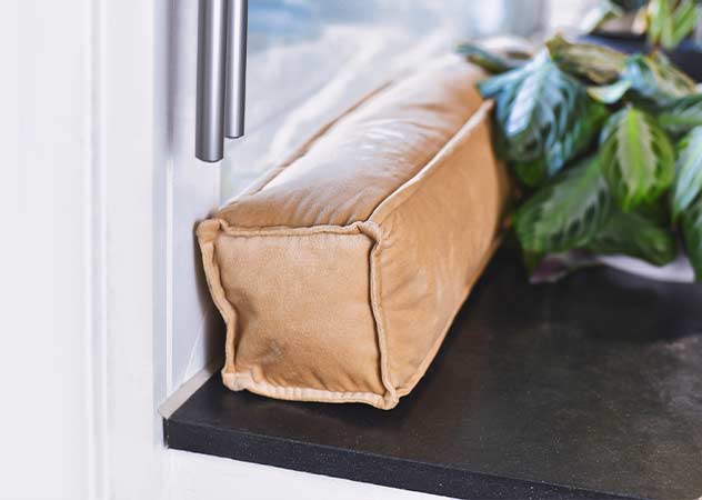 Fensterkissen zum Abdichten im Winter ©Adobestock – Firn