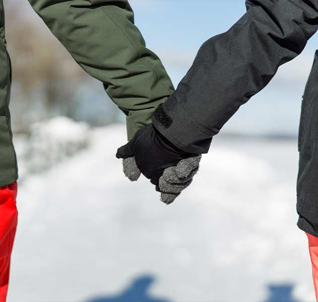 Paar hält Hände im Winter ©Tobias Fröhner Photography
