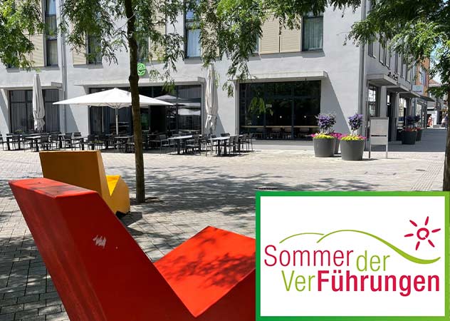 Kornhausplatz Stadt Göppingen mit roter und gelber Bank im Schatten unter Bäumen © Stadt Göppingen