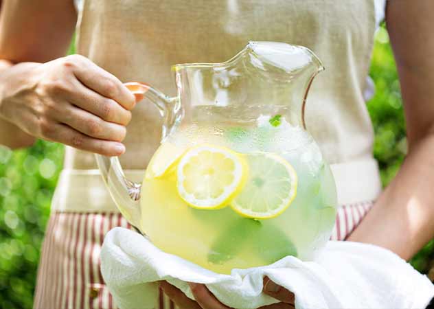Glaskrug mit kaltem Wasser, Zitronenscheiben und Minze © Adobestock – fahrwasser.