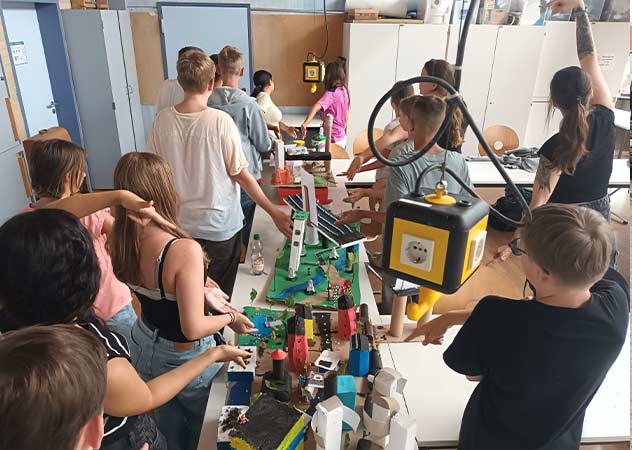Jugendliche zeigen auf ihr Modell der "Grünen Stadt" aus datenschutzrechlichen Gründen sieht man die Gesichter nicht