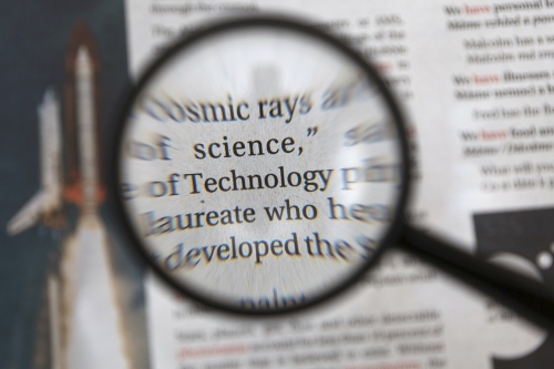 Lupe auf Zeitung gerichtet