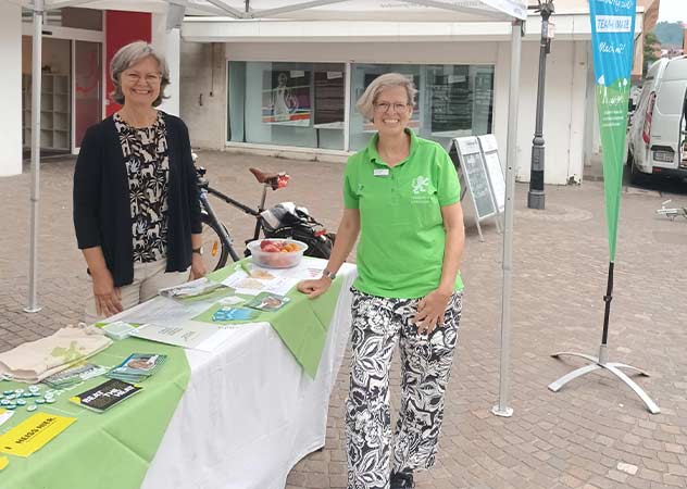 Sonja Pfau (Stadt Geislingen) und Astrid Geiger (Umweltamt) an einem Stand mit Flyern auf dem Geislinger Wochenmarkt Sonja Pfau (Stadt Geislingen) und Astrid Geiger (Umweltamt) an einem Stand mit Flyern auf dem Geislinger Wochenmarkt