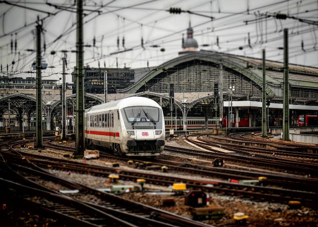 Ausfahrt Zug Bahnhof