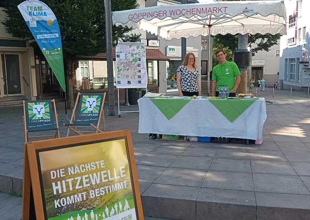 Frau Dr. Bässler (Stadt Goeppingen) und Moritz Paul (Umweltamt) an einem Stand mit Flyern auf dem Goeppinger Wochenmarkt