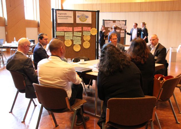 Diskutierende Teilnehmer des Workshops Aktualisierung des Klimaschutzkonzepts