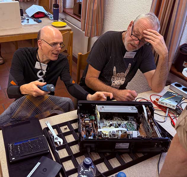 Zwei Herren aus dem Team der Mitmacherei reparieren ein elektonisches Gerät © Mitmachere Ebersbach