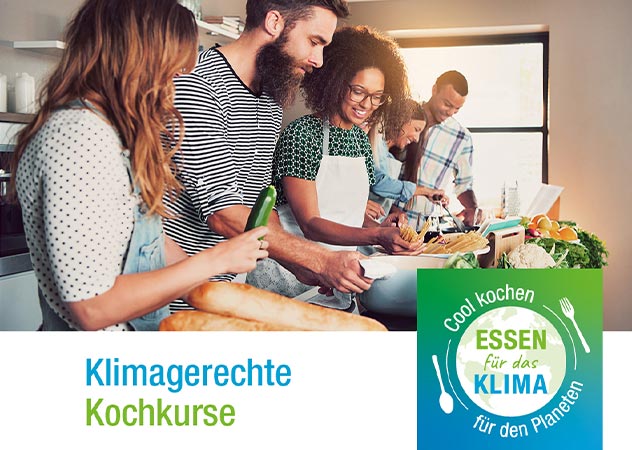Gruppe junger Menschen die in einer Küche zusammen kochen (©Adobestock–Flamingo Images)