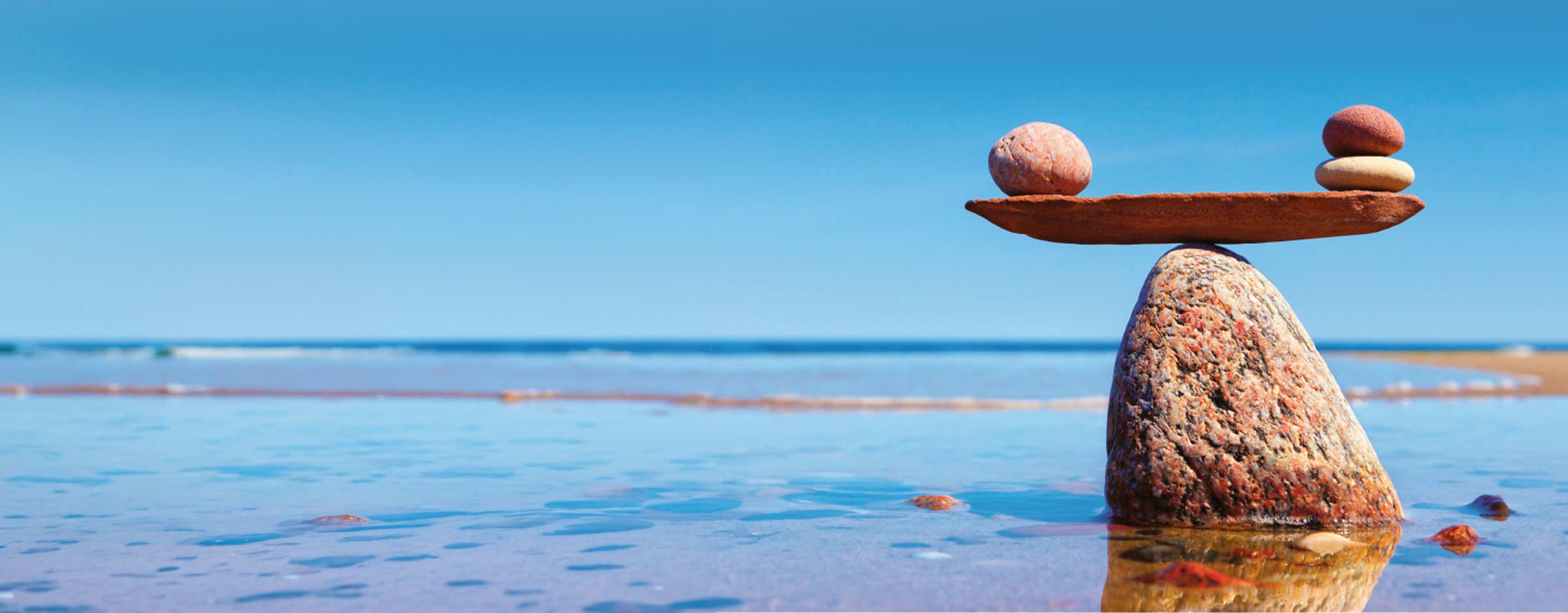 Titelbild Klimafasten 2026 Eine Waage am Meer gebaut aus Steinen –&nbsp;@Adobe.com Aleksandr Simonov