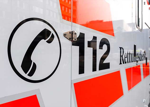Nachaufnahme eines Rettungsdienstfahrzeugs mit 112 © Adobestock – dietwalther