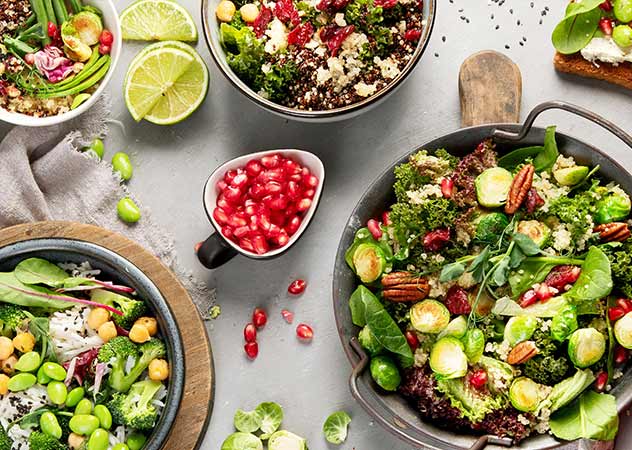 Verschiedene frische und leichte Gerichte aus Obst und Gemüse © Adobestock – bit24