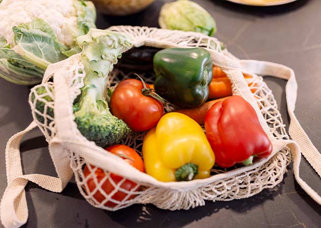  Einkaufsnetz mit frischem Gemüse © Adobestock – Renata Hamuda 