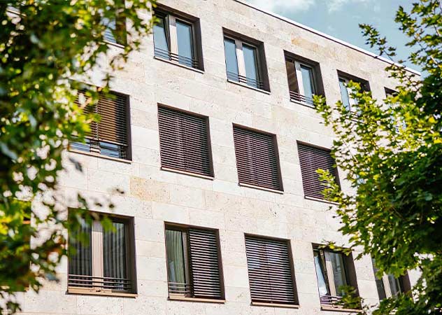 Außenfassade Landratsamt Göppingen mit Außenjalousien – © Fröhner Photography