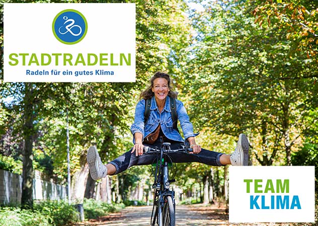 Stadtradeln 2026 Eine Frau fährt glücklich auf ihrem Fahrrad eine Allee entlang. Logos Stadtradeln und TEAM KLIMA